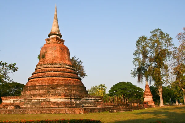 Ruiny starověkého chrámu v sukhotai - staré hlavní město Thajska — Stock fotografie