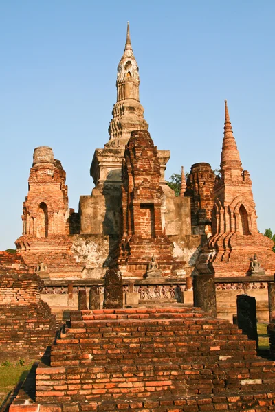 Las ruinas del antiguo templo en Sukhotai - la antigua capital de Tailandia —  Fotos de Stock