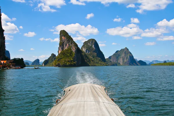 パンガー湾のエキゾチックな石灰岩の島々 を見る観光船、タイから — ストック写真