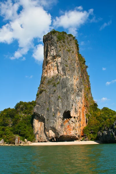 Exotiska kalksten ön i phang nga bay, thailand — Stockfoto