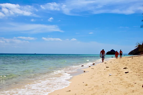 Прогулка по красивому пляжу с кристально чистой водой — стоковое фото