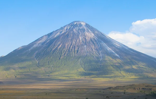 Вулкан Ол Дойньо Ленгай в Танзании — стоковое фото