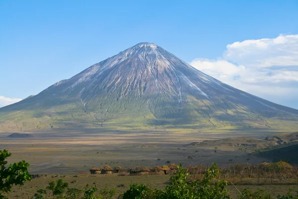 Volcán Ol Doinyo Lengai y aldea Maasai en Tanzania — Foto de Stock