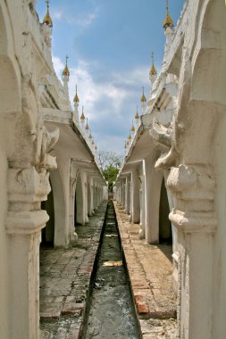 mandalay, myanmar (burma kuthodaw tapınağında beyaz stupas).