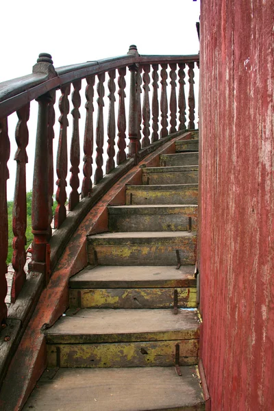 Escaleras a la cima de la torre de vigilancia en Mandalay Palace . — Foto de Stock