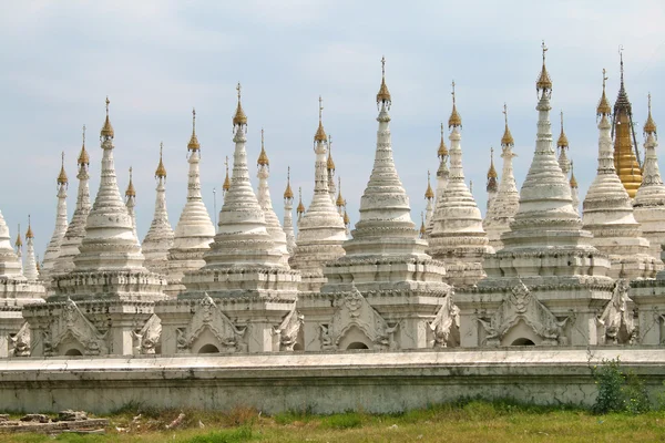 Estupas brancas em Kuthodaw temple em Mandalay, Myanmar (Birmânia ). — Fotografia de Stock