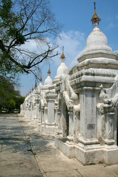 Fehér sztúpák mandalay Mianmar (burma templom kuthodaw). — Stock Fotó