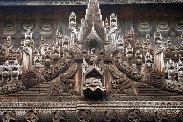Belle sculpture en bois de teck monastry Shwenandaw à Mandalay, Myanmar (Bu — Photo