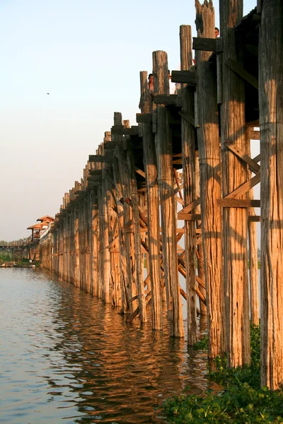 Pont en bois U Bein dans la ville Amarapura, Mandalay, Mynamar (Birmanie ). — Photo