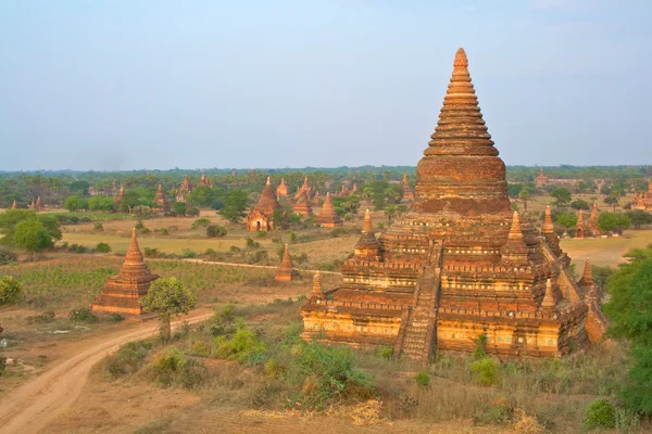Templen i bagan på sunrise, myanmar (burma). — Stockfoto