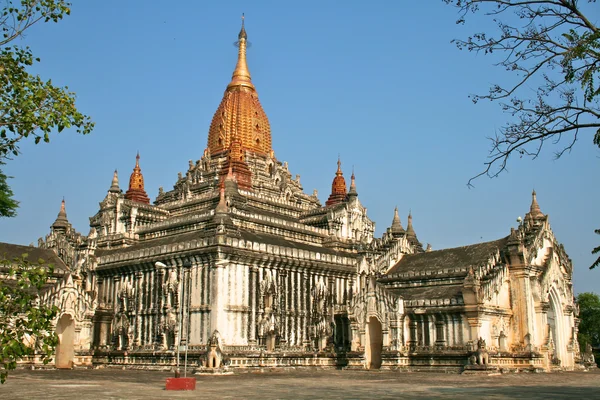 Bílá ananda chrám v bagan, myanmar (Barma). — Stock fotografie