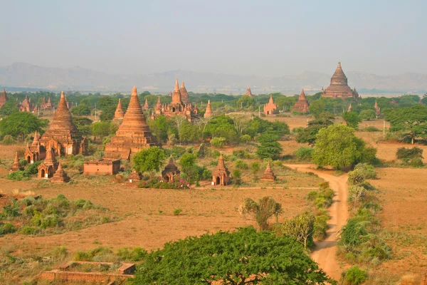 Die Tempel von Bagan bei Sonnenaufgang, Myanmar (Burma)). — Stockfoto