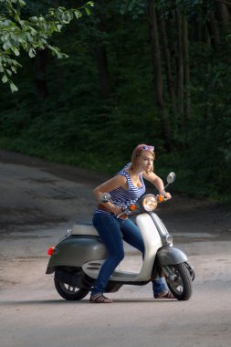 bir scooter üzerinde kız