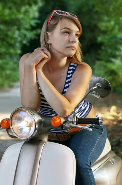 Девушка на скутере — стоковое фото