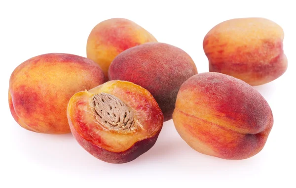 Viele reife Pfirsiche isoliert auf weißem Hintergrund — Stockfoto