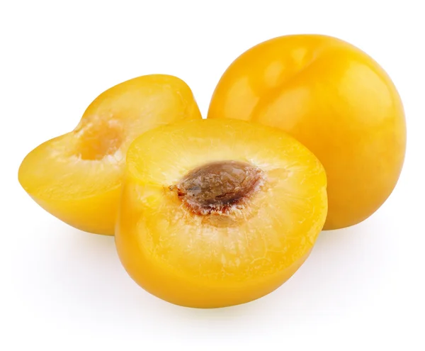 Ameixa amarela com metades isoladas sobre fundo branco — Fotografia de Stock