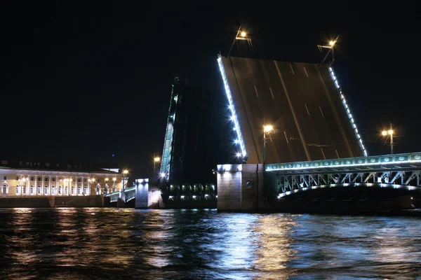 晚上在圣彼得斯堡吊桥 — 图库照片