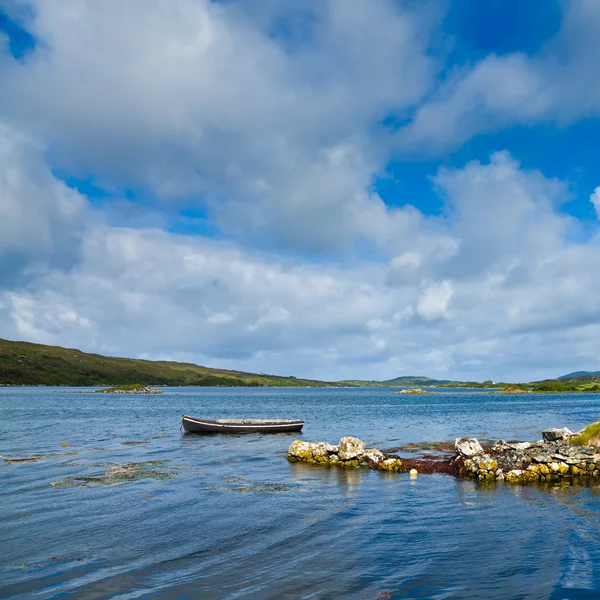 Einsames Boot in der Bucht von ardmore — Stockfoto
