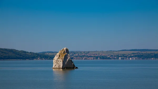 Rocher Baba Caia dans le Danube — Photo