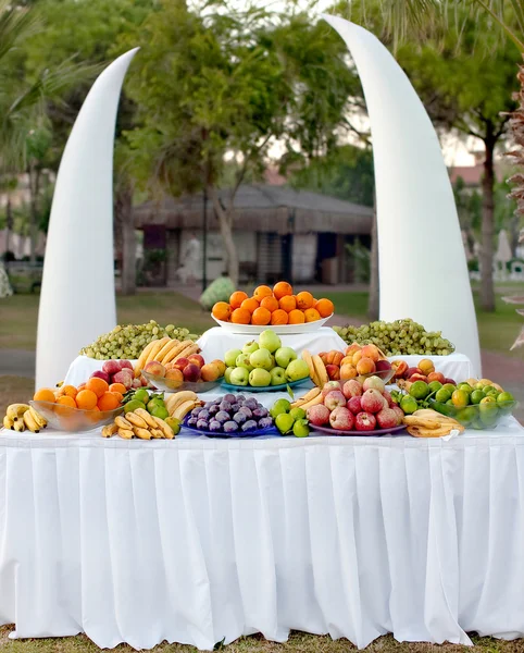 Tavolo di frutta per il tavolo del buffet al festival — Foto Stock