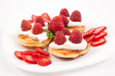 Çilekli krep ve krema.