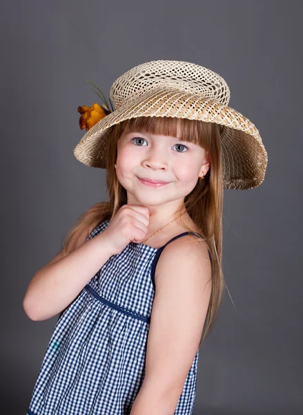 Menina em um vestido com um chapéu de palha — Fotografia de Stock