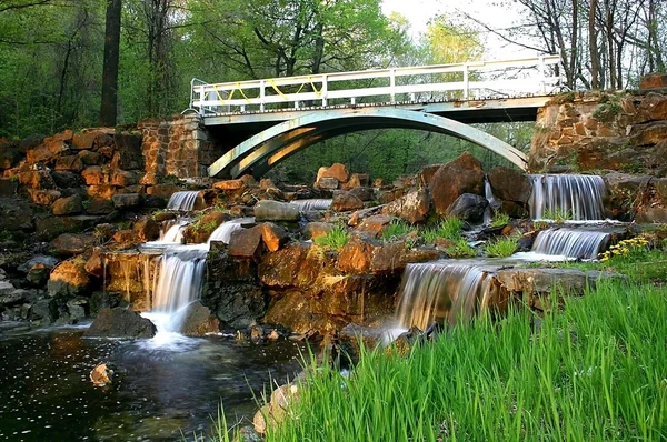 桥和瀑布 — 图库照片