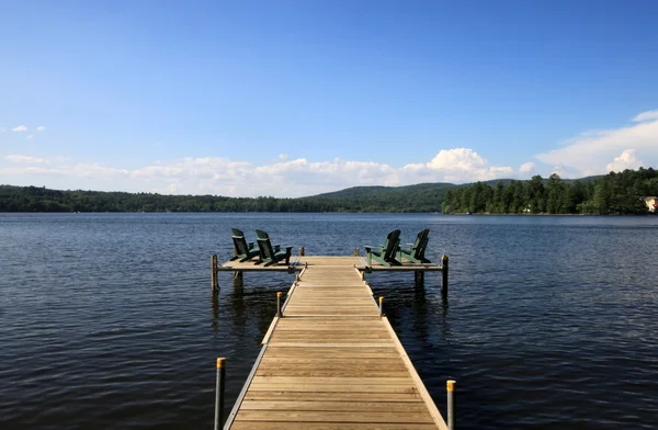 Deck no lago — Fotografia de Stock