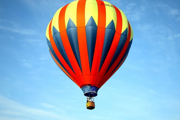 Röd blå och gul ballong — Stockfoto