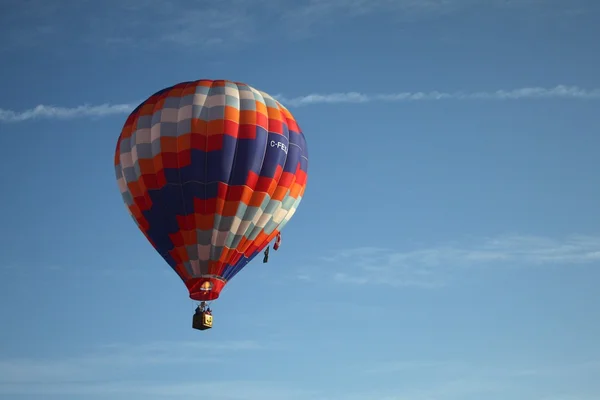 Kırmızı beyaz ve mavi çizgili balon — Stok fotoğraf