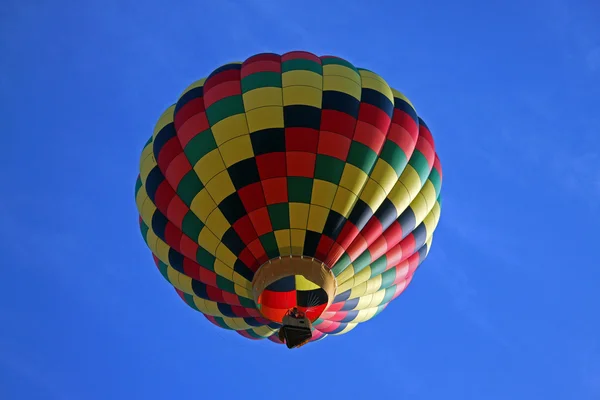 Balão listrado amarelo vermelho preto verde — Fotografia de Stock
