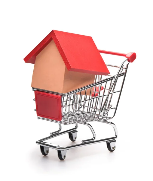 Warenkorb mit rotem Haus — Stockfoto