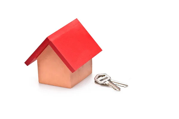 Casa con tetto rosso e chiavi di casa — Foto Stock