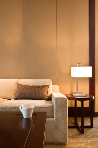 Красивий диван у приємно прикрашеній вітальні — стокове фото