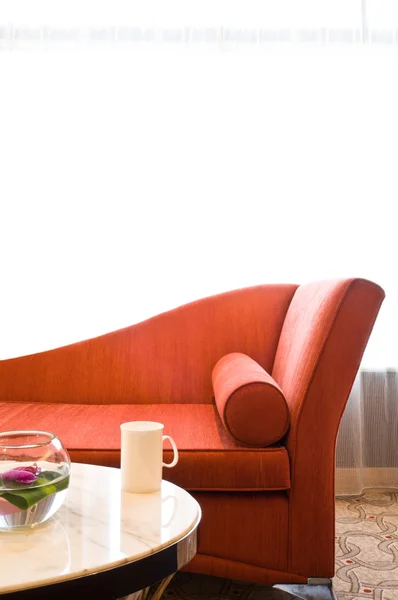 Vacker soffa i ett trevligt inrett vardagsrum — Stockfoto