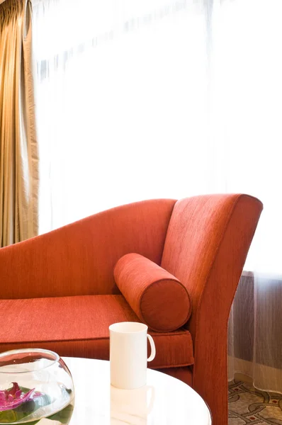 Όμορφη καναπές σε ένα ωραίο διακοσμημένο καθιστικό — Φωτογραφία Αρχείου