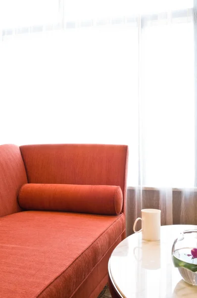 Piękna sofa w ładnie urządzony pokój dzienny — Zdjęcie stockowe