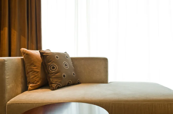 Szép kanapé egy szép berendezett nappali — Stock Fotó