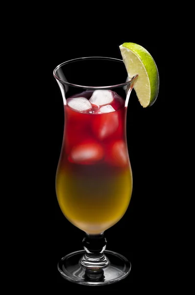 Bay breeze cocktail över svart — Stockfoto