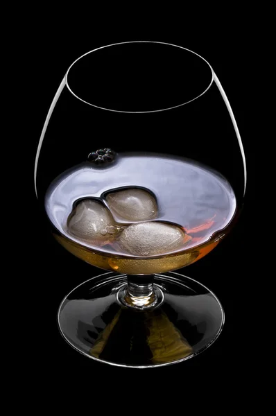 Whisky op de rotsen in een mooi glas — Stockfoto