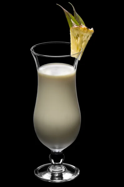Pina colada in een mooie lange drankje glas — Stockfoto