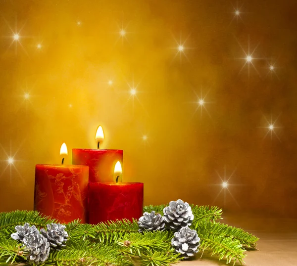 Tres velas decoradas en una decoración navideña festiva — Foto de Stock
