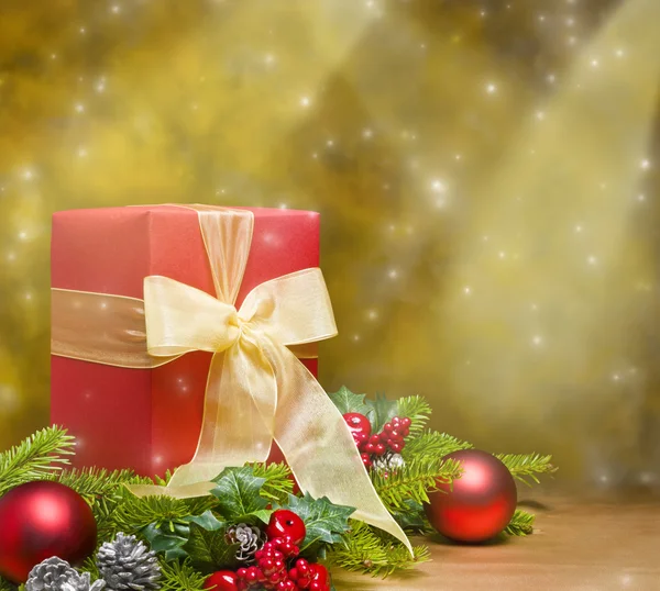 Geschenk mit Weihnachtsdekoration verziert — Stockfoto