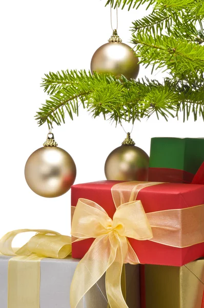Cadeaux sous arbre de Noël décoré — Photo
