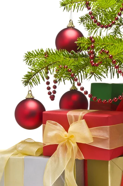 Regalos bajo el árbol de Navidad decorado — Foto de Stock