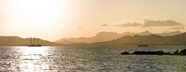 Zeilboot baadt in het zonlicht van de dageraad — Stockfoto
