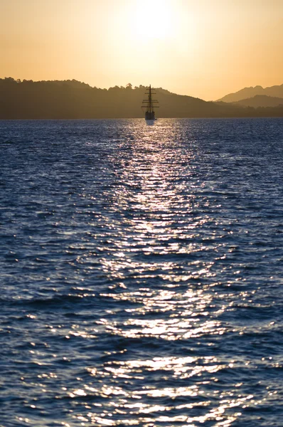 Sailboat bathed in dawn sunlight — Stock Photo, Image
