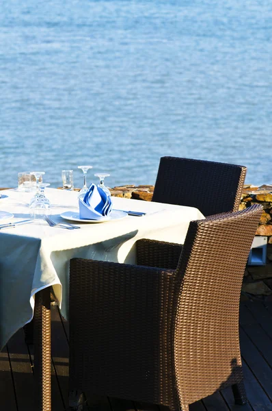 Ustawienia tabeli na świeżym powietrzu na posiłki z elegancka zastawa — Zdjęcie stockowe