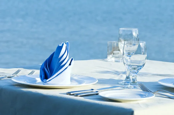 Mesa al aire libre para comidas con vajilla elegante — Foto de Stock