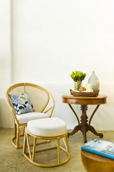 Стіл стілець комбінація бамбукового ротанга зона відпочинку — стокове фото